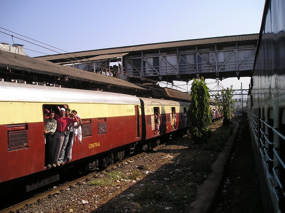 delhi to mumbai best train for travel